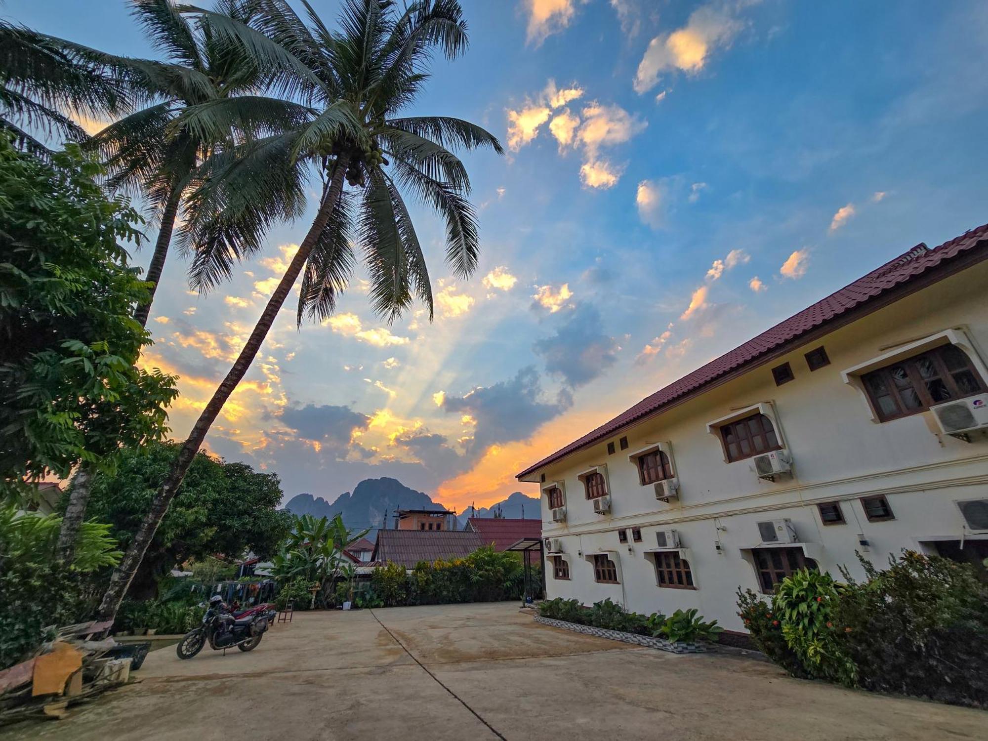 Saphaothong Guesthouse Vang Vieng Eksteriør bilde